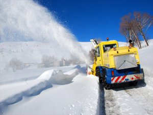 Bitlis'te Köy Yollarında Karla Mücadele operasyonu aynı hızla devam ediyor