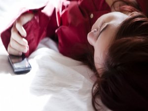 Yatmadan önce cep telefonunuzdan uzaklaştırın radyasyon uykunuz böle bilir ?