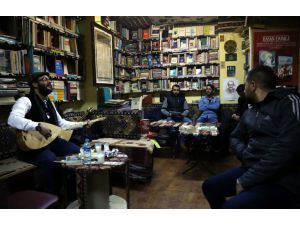 'Eski Kitap' Tutkusu, Kütüphane Kurdurdu