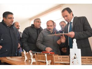 Bitlis Kaymakam Erkan, El Sanatları Kursunu Ziyaret Etti