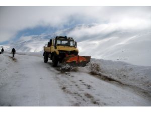 Elazığ'da 21 köy yolunu açma çalışmalarını sürüyor