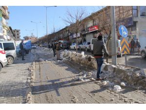 Şemdinli'de Yollar Buzdan Temizlendi