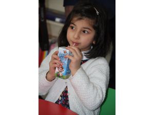 Erzincan'da Öğrencilre Süt Dağıtıldı