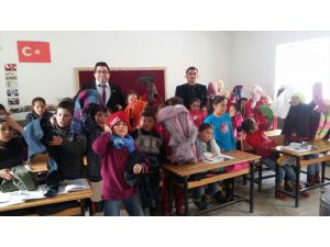 Adilcevaz'da 100 Öğrenciye Giyim Ve Kitap Yardımı