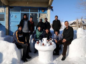 Bingöl'de İş Yerinin Önüne Kardan Masa Ve Koltuk Yaptı