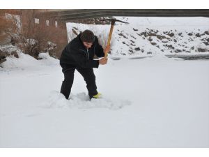 Muş'ta Donan Akarsularda Balık Avı