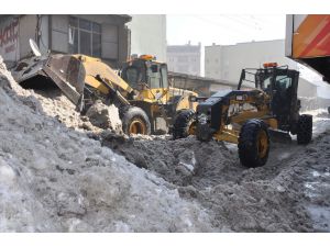 Yüksekova'da Kar Ve Buz Temizleme Çalışması