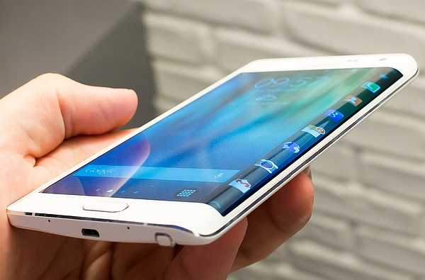 Samsung ve o bombayı patlattı ! Galasy S7 ve Galaxy S7 Edge'yi tanıttı !