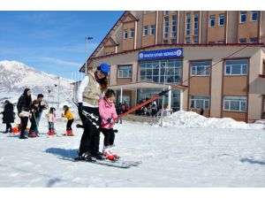 Tunceli'de Anaokulu Öğrencilerinin Kayak Keyfi