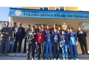 Tatvan'daki Öğrencilerin Voleybol Başarısı