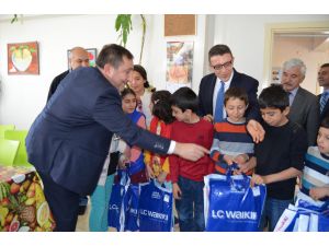 Sevgi Evlerindeki Miniklere Kıyafet Hediye Edildi