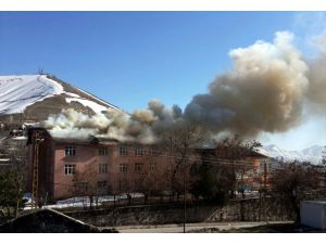 Bitlis'te üç katlı binanın çatısı yandı