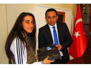 Başarılı Sporcular Ödüllendirildi