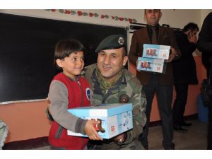 Hakkari'de Öğrencilere Ayakkabı Yardımı