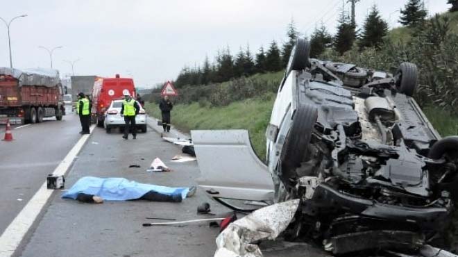TEM Otoyolun'da feci trafik kazası: 3 kişi hayatını kaybetti !