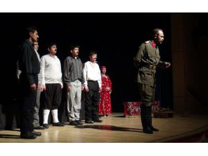 Bitlis Tatvan'da 'Çanakkale Destanı' Oyunu Sahnelendi