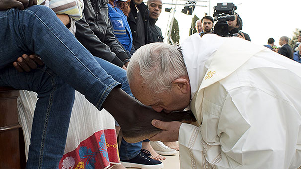 Papa sığınmacıların ayaklarını yıkayıp öptü