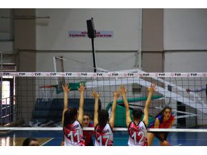 B Gençler Voleybol Yarı Final Müsabakaları Erzincan'da Başladı