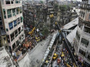 Hindistan'da üst geçit çöktü çok sayıda ölü ve yaralı