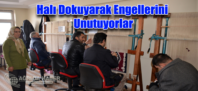 Halı Dokuyarak Engellerini Unutuyorlar