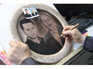 Bakır Tabağa Portreler Yapıyor