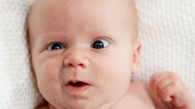 Bebeklerde göz kaymalarına dikkat edin