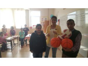 Malatya'da Öğrencilere Kitap, Kıyafet Ve Spor Malzemesi Yardımı