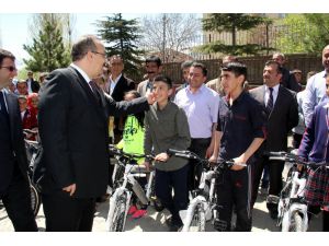 Hakarili Çocuklar Bisiklete Kavuştu