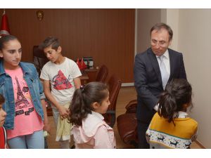 Öğrenciler Çatak Kaymakamı Akgül'ü Ziyaret Etti
