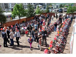 Tunceli'de Çocuklara 200 Bisiklet Dağıtıldı