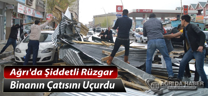 Ağrı'da Şiddetli Rüzgar Binanın Çatısını Uçurdu