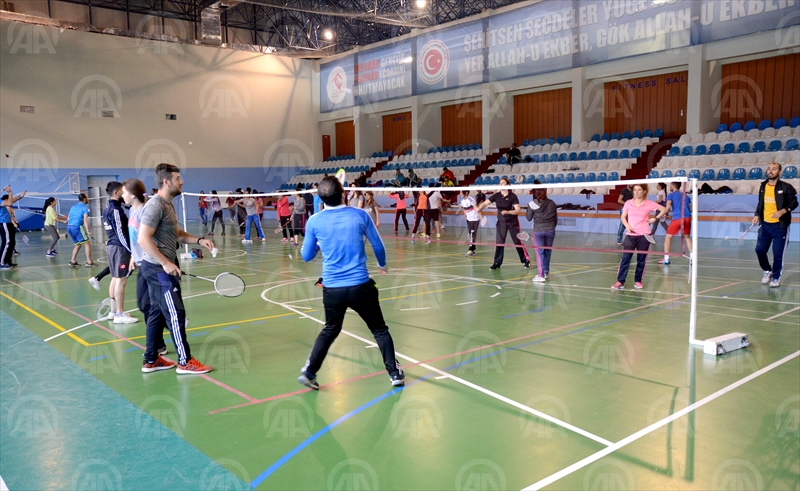 Sarıkamış'ta açılan badminton kursu yoğun ilgi gördü