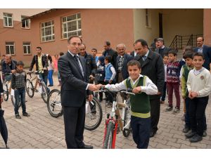Çatak'ta Öğrencilere Bisiklet Dağıtıldı