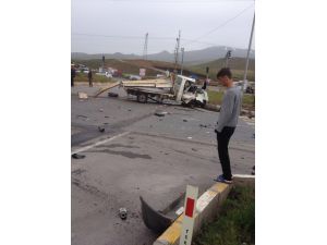 Bitlis'te Tırla Kamyonet Çarpıştı: 3 Yaralı