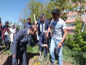 Umut Çiçekleri Komisyonu'ndan Ağaç Dikimi