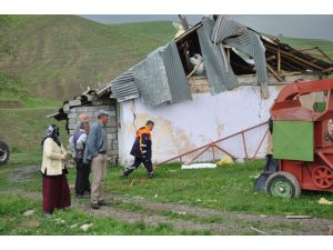 Fırtına Bazı Evlerin Çatısını Uçurdu