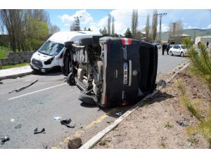 Sarıkamış'ta Trafik Kazası: 2 Yaralı
