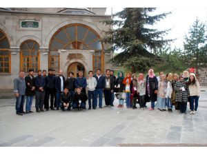 Ankaralı Gençler Kars'ın Tarihi Ve Turistik Yerlerini Gezdi