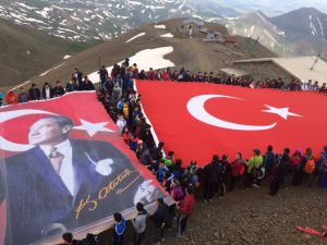 Erzurum'da Dağcılar Ejder Tepesi'ne Tırmandı