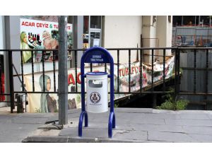 Bitlis'teki Kaldırımlara Çöp Kovaları Monte Edildi