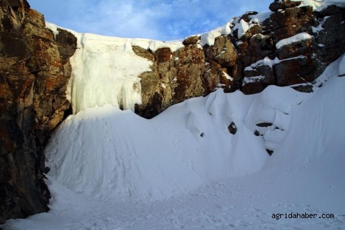 Aşağı Toklu Şelalesi dondu