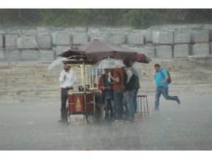 İstanbullular Yağmura Hazırlıksız Yakalandı