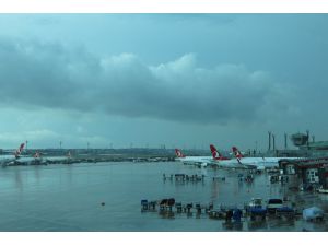 Kuleden Pilota: Fırtınadan Dolayı Kalkışlar Durduruldu