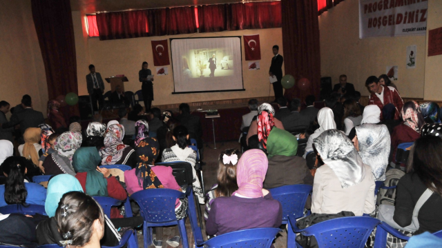 Eleşkirt'te Keman Dinletisi Ve Tiyatro Gösterimi