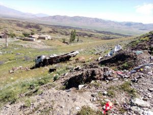 Ağrı'da Kamyon Şarampole Devrildi: 2 Ölü