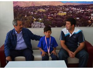 Adilcevaz'da Başarılı Sporcu Ödüllendirildi