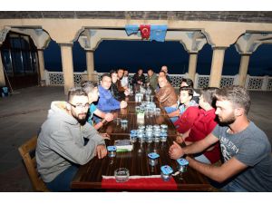 Sadece Su Ve Hurmayla İftar Yaptılar