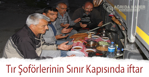Tır şoförlerinin sınır kapısında iftar