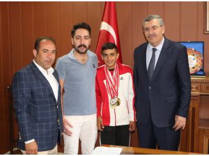 Dursun, Türkiye İkincisi Atleti Kabul Etti