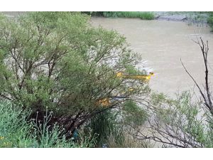 Kamyon Aras Nehri'ne Düştü: 1 Yaralı